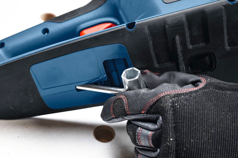 Detail napínání řetězu Bosch Professional GKE 18V-40 pomocí přiloženého klíče