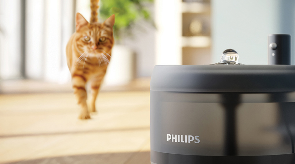 Chytrá fontánka Philips PAW3210/02 černá Chytrá fontánka a v pozadí kočka