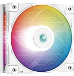 Vodní chladič DeepCool LS720 White bílý Na obrázku je detail bílého ventilátoru vodního chladiče s výrazným kruhovým RGB podsvícením v duhových barvách. Uprostřed je světlý střed ventilátoru a kolem něj široké lopatky překryté jemnou barevnou září. V levém okraji je vidět část radiátoru s barevným odleskem. Celek působí moderně a velmi efektně.