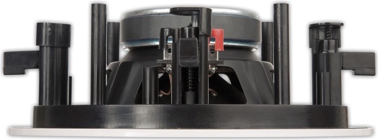 Reproduktor ArtSound FL501 (2 ks) černé/bílé Na obrázku je stropní reproduktor ArtSound FL501 při pohledu z boku. Je dobře vidět jeho vnitřní konstrukce: kovový magnet nahoře, černé tělo reproduktoru uprostřed a po stranách několik montážních ramen s pružinovým nebo šroubovacím mechanismem pro uchycení do stropu. Dole je tenký bílý okraj přední krycí části.