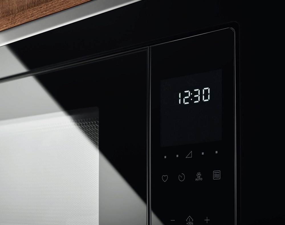 Mikrovlnná trouba Electrolux Série 600 LMS4253TBX černá/nerez Detail na LED displej s časovými údaji a dotyková tlačítka mikrovlnné trouby Electrolux.