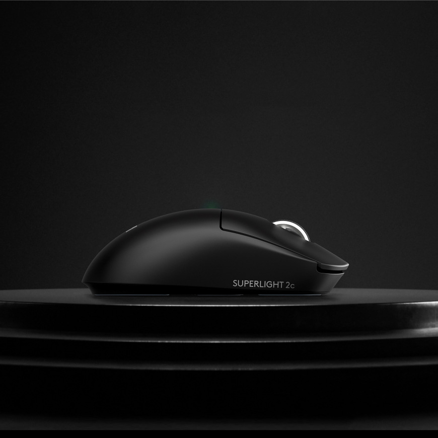 Boční profil myši Logitech G PRO X Superlight 2c SE v černém provedení na tmavém podstavci