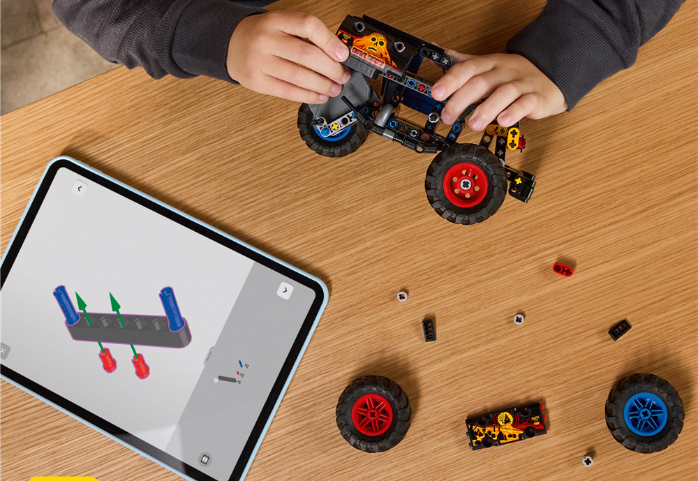 Stavebnice LEGO® Technic 42219 Monster Jam™ Grave Digger™ Oheň a led Oboustranný design kombinuje plameny a ledové motivy inspirované truckem Grave Digger Oheň a led