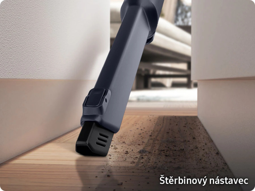Tyčový vysavač Samsung VS15A60AGR5/GE Jet 65 pet Detail nástavce Samsung VS15A60AGR5/GE Jet 65 pet, který vysává štěrbinu mezi nábytkem, v pravém dolním rohu nápis Štěrbinový nástavec