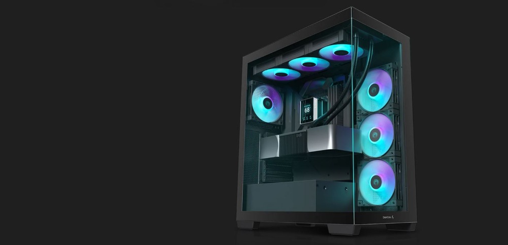 Case DeepCool CG580 černá Elegantní černá skříň počítače s několika modře a fialově svítícími LED ventilátory je zobrazena na jednobarevném pozadí, což vytváří moderní a futuristickou atmosféru.