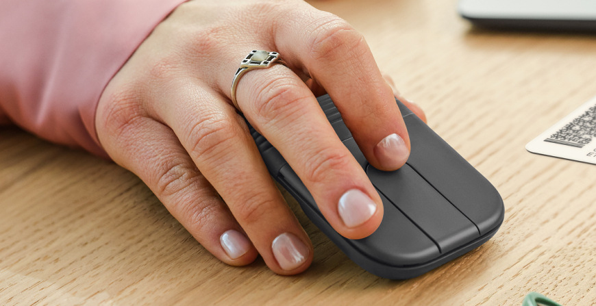 Ergonomicky rozložená myš přirozeně padne do ruky a zajišťuje pohodlné ovládání při každodenní práci