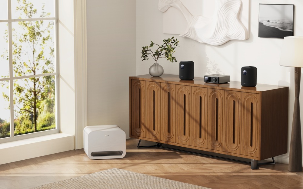 Subwoofer WiiM Sub Pro bílý Subwoofer WiiM Sub Pro zapojený do bezdrátového stereo systému s reproduktory