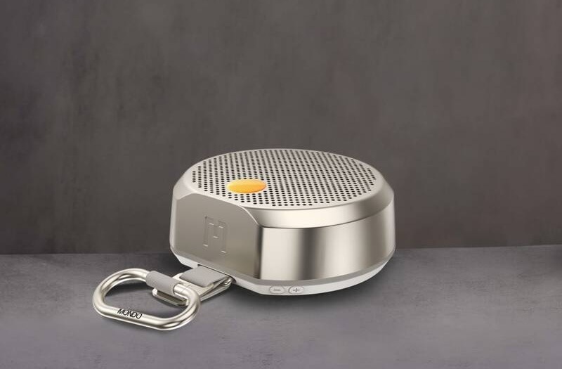Přenosný reproduktor Mondo Speaker Small šedý Kompaktní reproduktor Mondo Speaker Small s praktickou karabinou na přenášení
