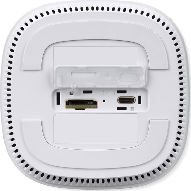Router Acer Connect X6E 5G CPE Router 5G + Wifi 6E Spodní strana bílého routeru Acer Connect X6E s větracími otvory, odkrytým slotem pro nanoSIM kartu, tlačítkem Reset a servisním portem USB-C.
