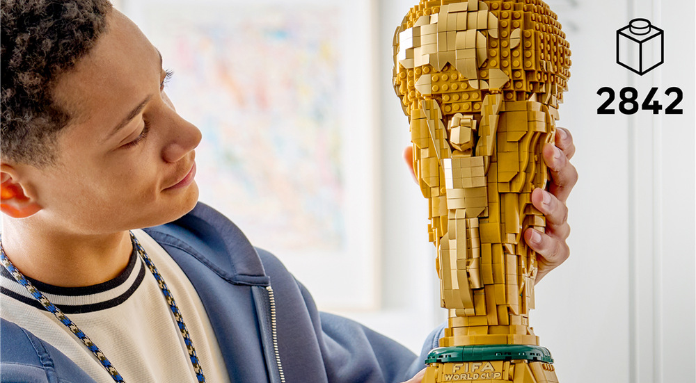 Stavebnice LEGO® Editions 43020 Oficiální trofej Mistrovství světa ve fotbale Tajná přihrádka v globusu ukrývá miniaturní scénu s exkluzivní minifigurkou a malou replikou trofeje.