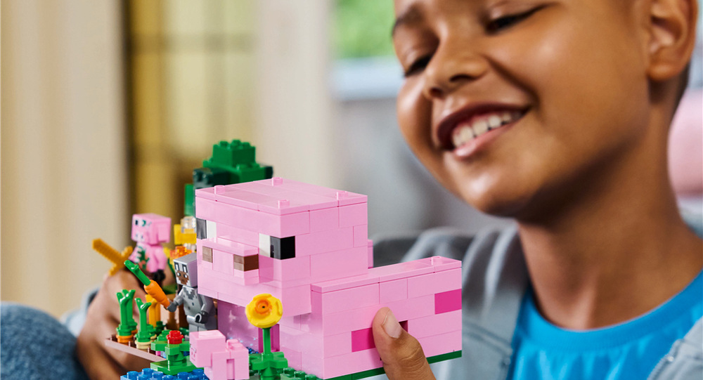 Stavebnice LEGO® Minecraft® 21268 Domeček Prasátka Zombifikovaný piglin přináší do poklidného života na farmě napětí a rozšiřuje možnosti minecraftových dobrodružství.
