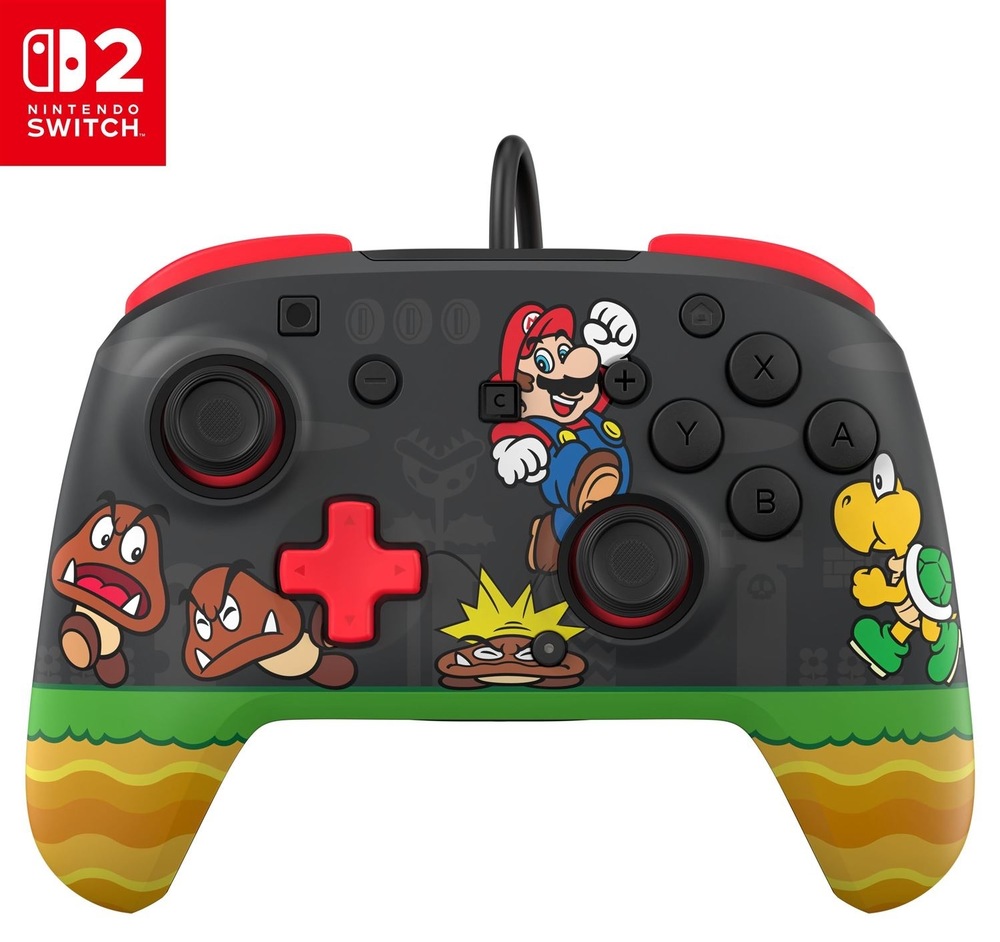 Na obrázku je drátový gamepad Turtle Beach s motivem Super Mario z čelního pohledu. Černé tělo zdobí postavy Maria, Goombů a Koopa Troopy, doplněné zelenými, žlutými a červenými prvky. Ovladač má dvě analogové páčky, červený směrový kříž, tlačítka A, B, X a Y i samostatné tlačítko C. Z horní části vede připojovací kabel a logo v levém horním rohu označuje kompatibilitu s Nintendo Switch 2.