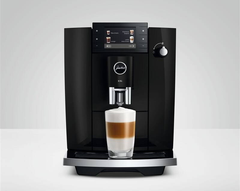 Automatický kávovar Jura E6 Piano Black (ED) černý Příprava nadýchaného cappuccina s bohatou mléčnou pěnou v kávovaru Jura E6