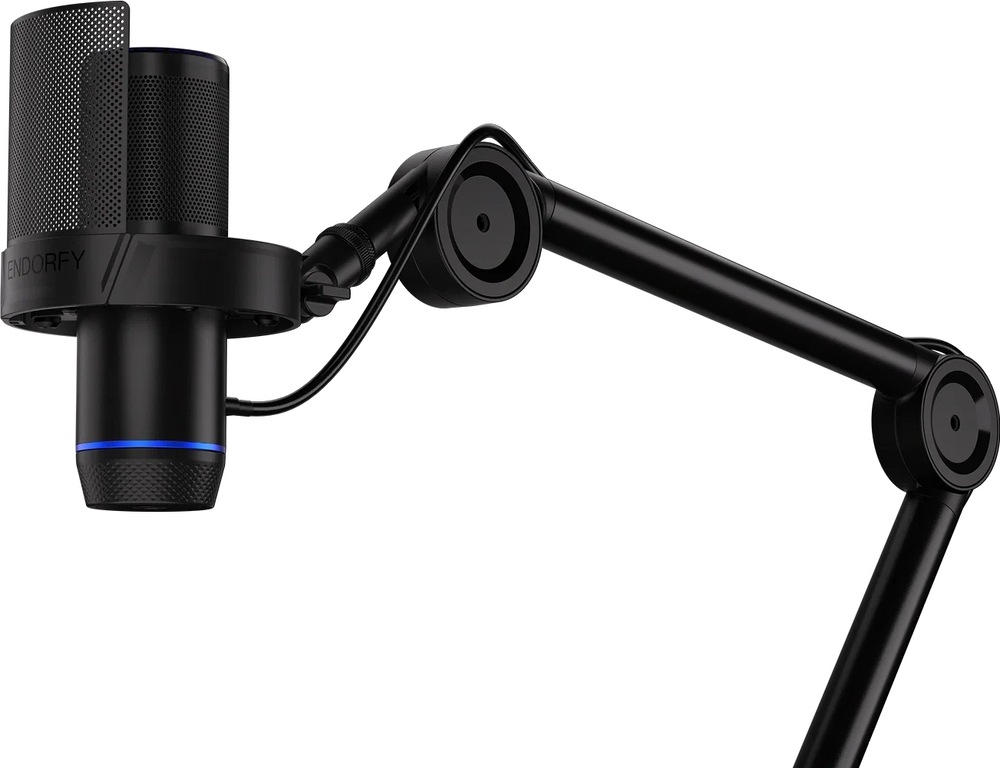 Mikrofon ENDORFY Solum 2 Boom Arm černý Detail černého mikrofonu ENDORFY Solum 2 s kovovým pop filtrem, modrou LED a vedením kabelu podél kloubového ramene.