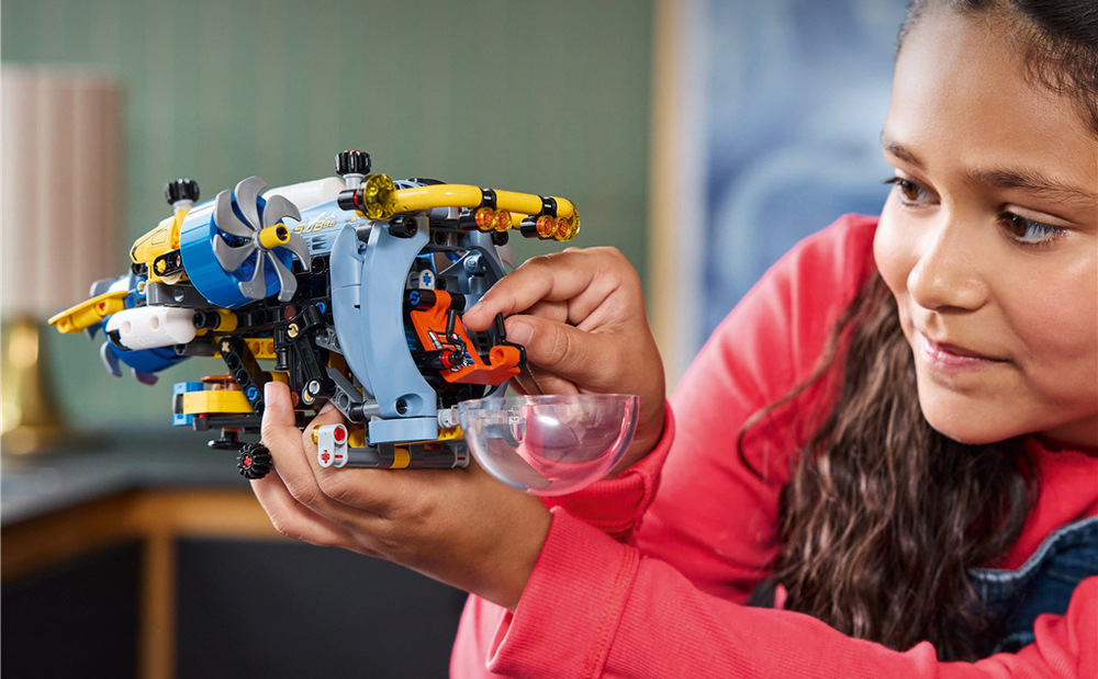 Stavebnice LEGO® Technic 42201 Hlubinná výzkumná ponorka Aplikace LEGO Builder nabízí 3D návod, možnost model přibližovat a otáčet a sledovat postup stavění.