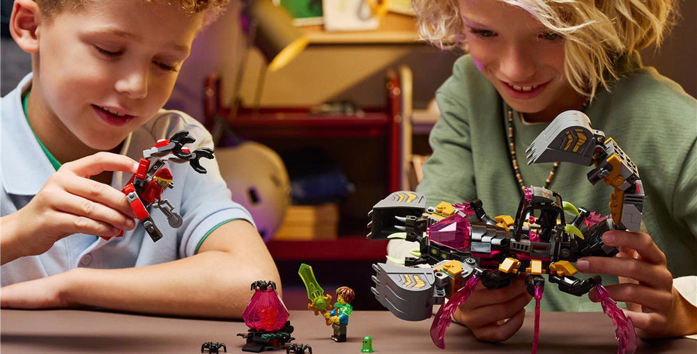 Stavebnice LEGO® DREAMZzz™ 71513 Škorpioní rypadlo z nočních můr Cooperův robotický oblek, tři hrdinové a růžové diamantové vejce rozšiřují možnosti fantastických soubojů.