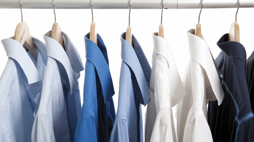 GWD 485SB6-S řada košilí visí na ramínkách