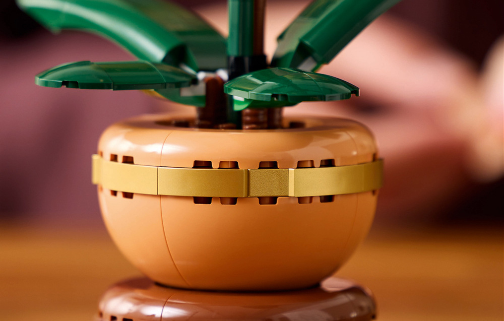 Stavebnice LEGO® Botanicals 10343 Miniaturní orchidej Orchidej ze série Čtyři gentlemani můžete kombinovat s dalšími rostlinami a vytvořit osobitou květinovou kolekci.
