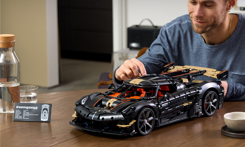 Pístový motor V8, devítistupňová převodovka a odpružení vytvářejí technicky propracovaný model pro dospělé stavitele.
