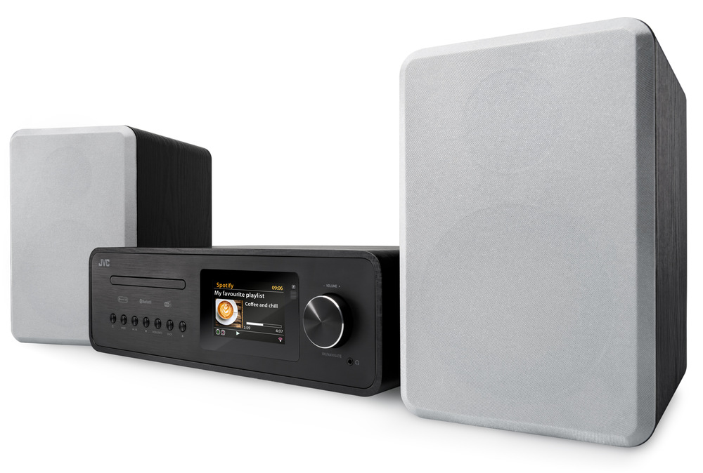 Výkonný mikrosystém JVC v černém dřevěném provedení s CD, Spotify Connect, barevným displejem a dvěma reproduktory s výraznými žlutými měniči a vyměnitelnými mřížkami