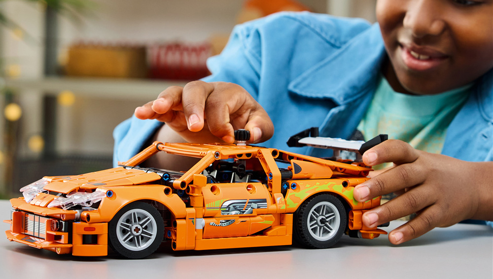 Model LEGO Technic přibližuje dětem ikonickou Toyotu Supra MK4 z filmů Rychle a zběsile.