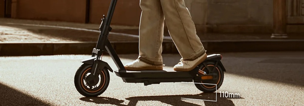 Bezdušové 10" pneumatiky zajišťují plynulou a stabilní jízdu na nerovném povrchu
