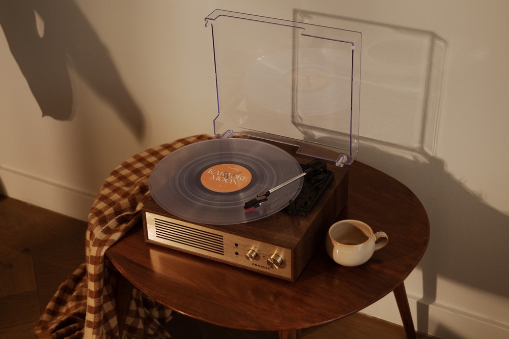 Gramofon Crosley Miles hnědý Jednoduchý vstup do vinylu pro začátečníky s automatickým spuštěním jehly a snadným ovládáním.