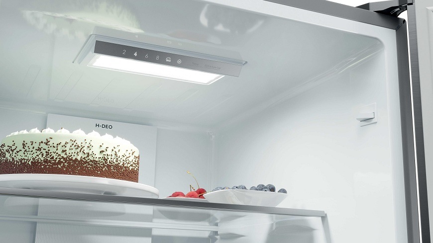ovládací panel a rozvícené osvětlení lednice Haier HTR3518DNMX
