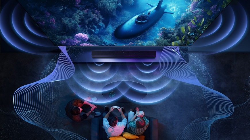 Televize Hisense 50E7PRO s technologií Dolby Atmos a Dolby Vision vytváří prostorový zvuk a realistický obraz, na kterém podmořská scéna s ponorkou obklopuje diváky a vtahuje je přímo do děje.