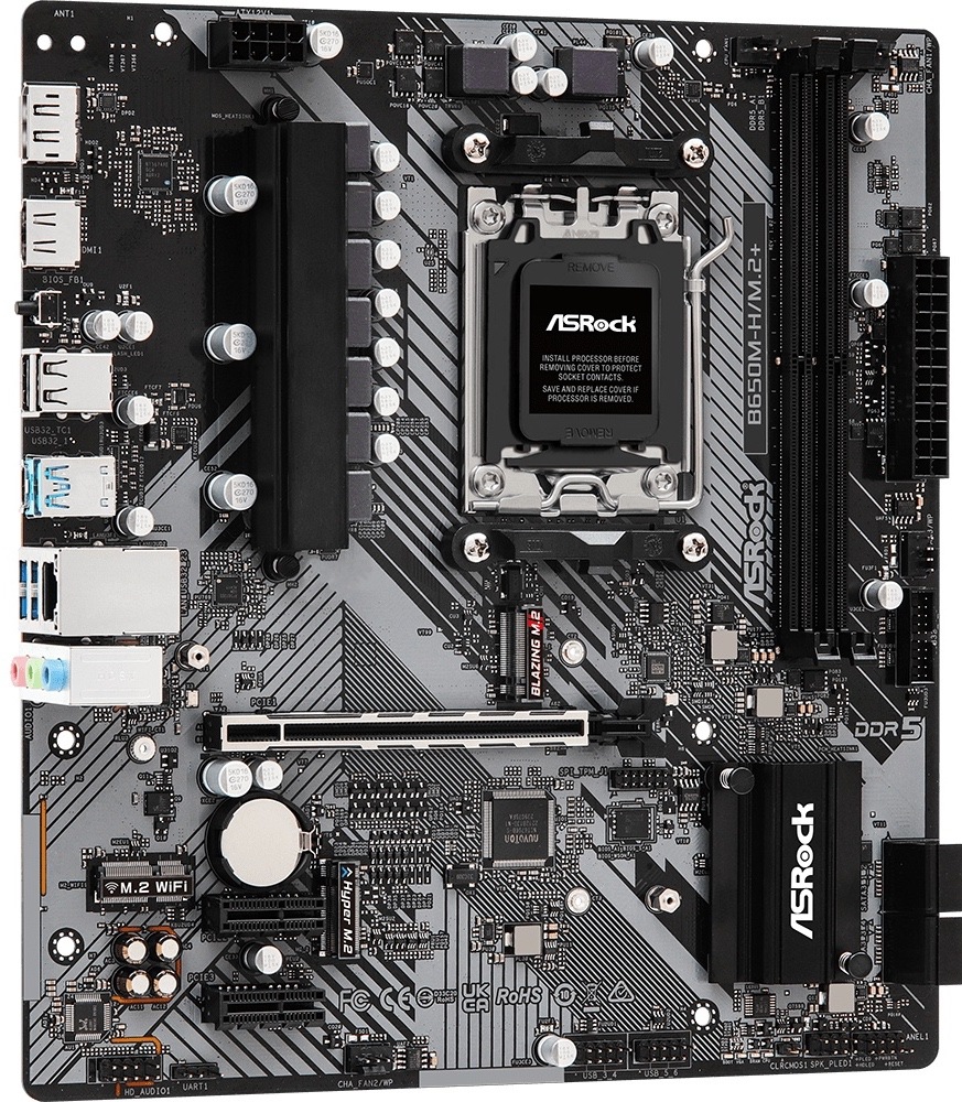 Nahoře je patice AMD AM5 pro procesor, vedle ní dva dlouhé sloty DDR5. Dole je jeden dlouhý PCIe x16 pro grafiku a dva krátké PCIe x1. Uprostřed jsou dvě pozice M.2 pro SSD, na boku čtyři SATA konektory. Na okrajích jsou napájecí konektory, konektory pro ventilátory a blok zadních portů (USB, LAN, HDMI/DP).