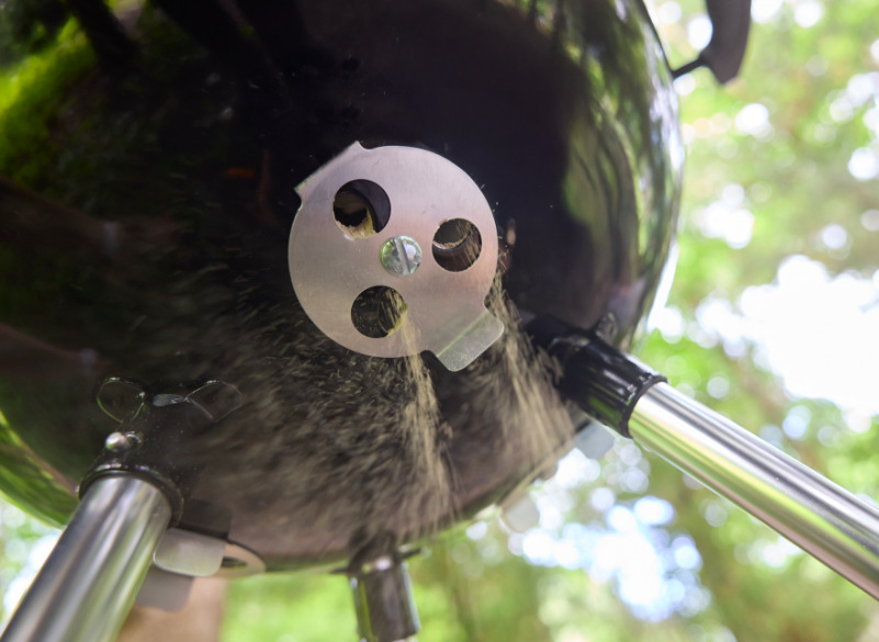 Detail spodní větrací klapky grilu Weber Bar-B Kettle pro regulaci přívodu vzduchu