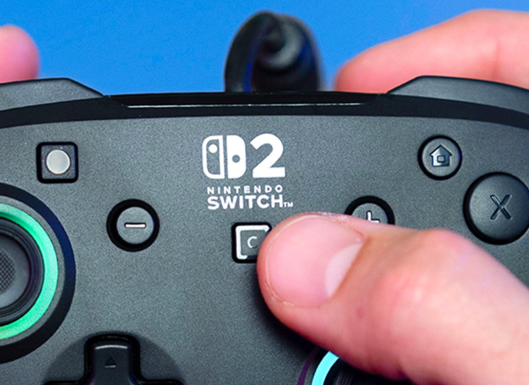Hráč stisknutím tlačítka C otevírá funkce GameChat na gamepadu pro Nintendo Switch 2
