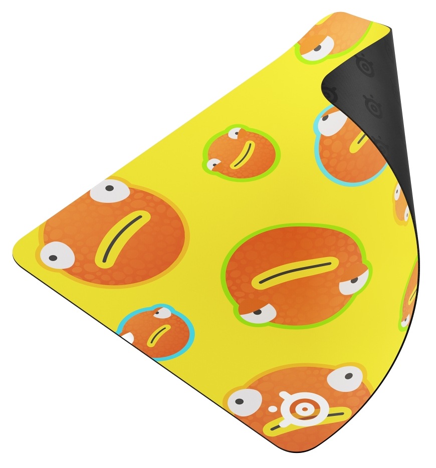 Podložka pod myš SteelSeries QcK Large, Fortnite Fishstick žlutá Herní podložka SteelSeries QcK Large Fortnite Fishstick se vzorem rybích hlav a odklopeným rohem
