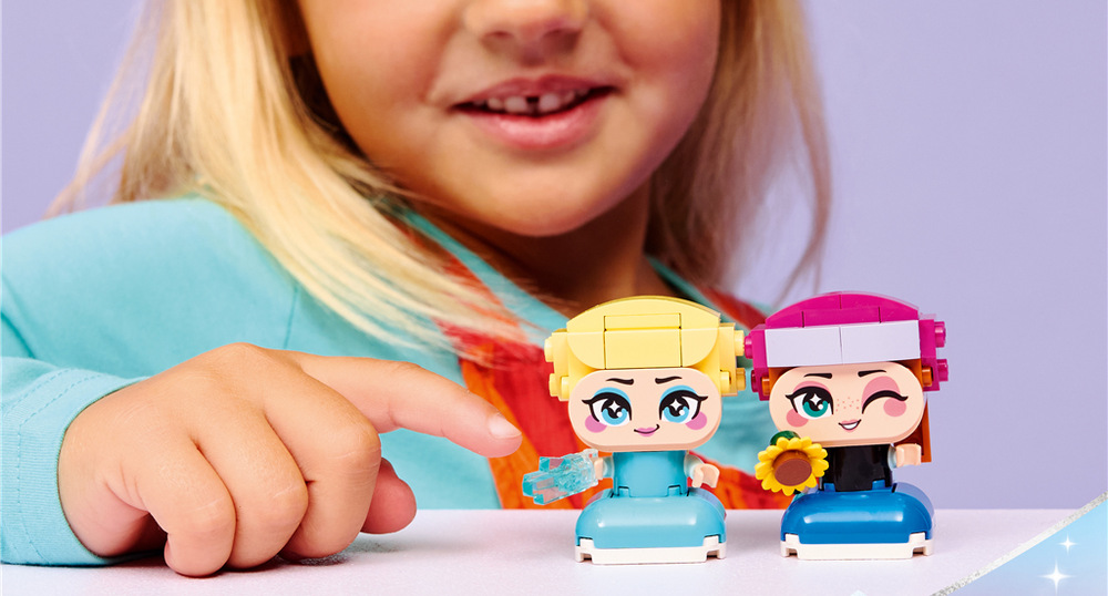 Sestavení 65 dílků usnadňuje aplikace LEGO Builder, přičemž hotové figurky nezaberou téměř žádné místo.
