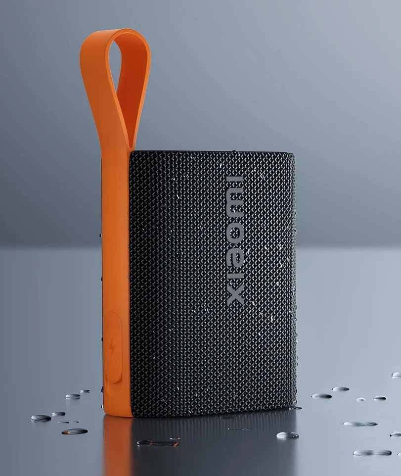 Odolnost reproduktoru Xiaomi Sound Pocket vyobrazená s kapkami vody