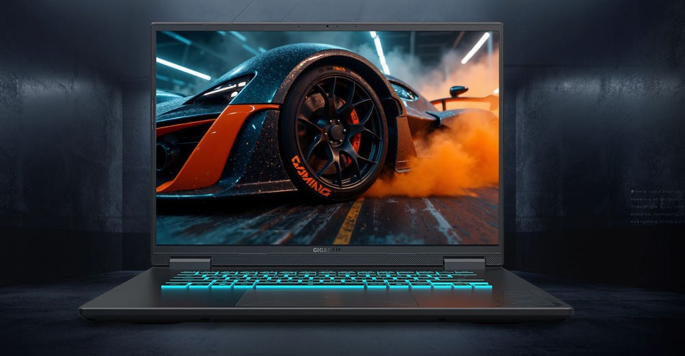 Elegantní notebook zobrazuje akční scénu driftujícího závodního auta, z jehož kol vychází oranžový kouř. Klávesnice notebooku svítí modře, což umocňuje dynamickou, hi-tech atmosféru.