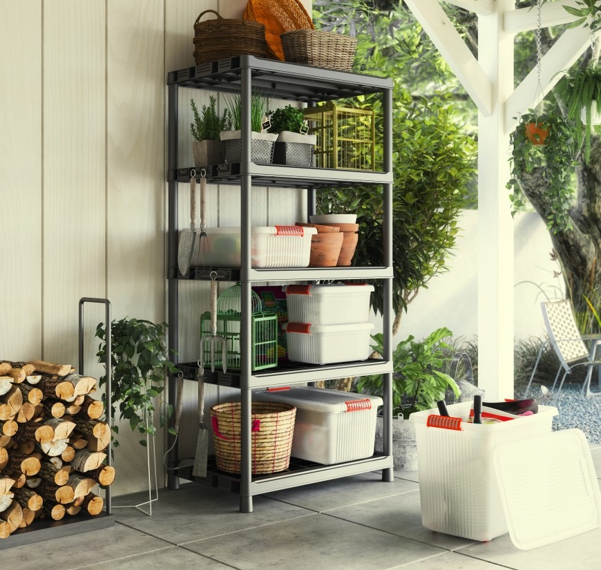 Regál Keter Plus Shelf XL/5 umístěný na terase