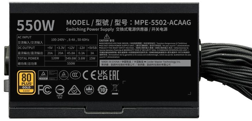 Na obrázku je technický štítek napájecího zdroje Cooler Master 550 W. Je na něm uveden výkon 550 W, model MPE-5502-ACAAG a elektrické parametry vstupu a výstupu. Vlevo je výrazné logo 80 PLUS Gold 115V, které označuje certifikaci účinnosti, a vpravo je vidět svazek pevně připojených kabelů.