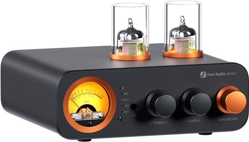 Na obrázku je stolní audio zesilovač Fosi Audio MC331 v černém provedení s výraznými měděně oranžovými detaily. Na horní straně jsou dvě elektronky pod průhlednými ochrannými kryty. Vlevo na čelním panelu je kulatý podsvícený VU měřák s teplým oranžovým světlem. Vpravo jsou tři otočné ovladače, z toho dva černé pro nastavení tónů a jeden větší oranžový pro hlasitost a režim. Uprostřed jsou také malé popisky vstupů a sluchátkový výstup.