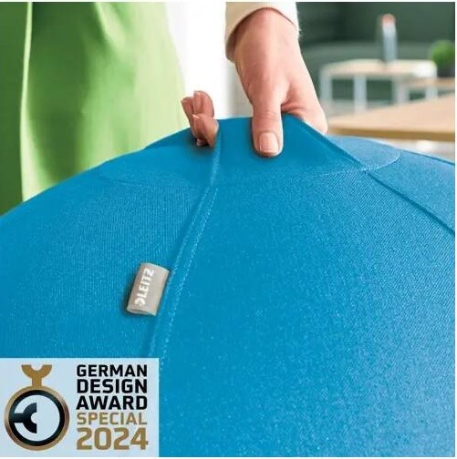 Detail rukojeti sedacího míče Leitz s logem značky a oceněním German Design Award 2024