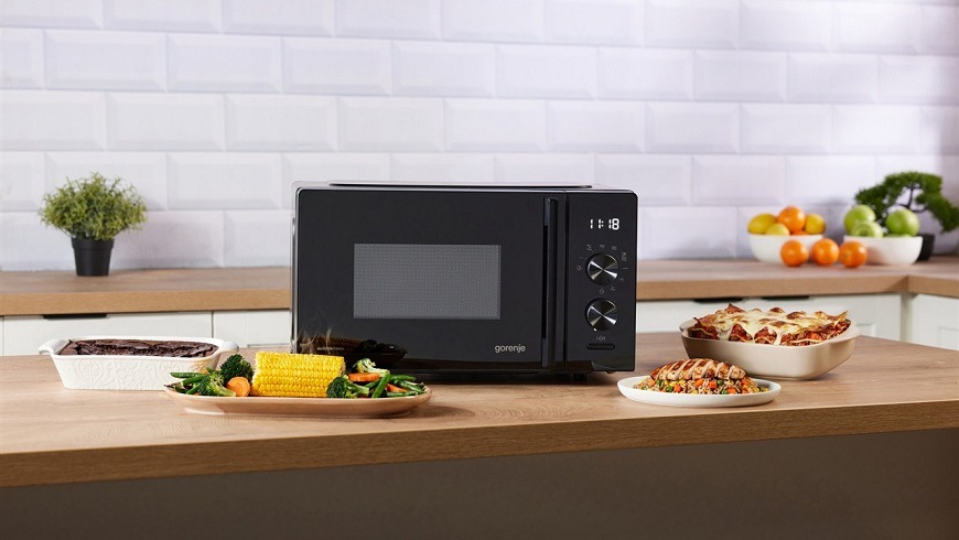Mikrovlnná trouba Gorenje G400 MO20AE2B5 černá mikrovlnka Gorenje MO20AE2B5 v kuchyni
