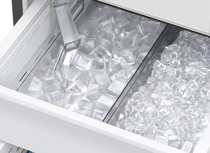 Americká lednice Samsung RF24BB620EB1EO černá Dvojitý zásobník ledu se dvěma druhy ledu, v levé přihrádce jsou větší kostky ledu s lopatkou na led, v pravé přihrádce jsou drobnější kousky ledu