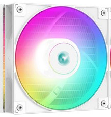 Vodní chladič DeepCool LS720 SE White bílý Na obrázku je detail bílého ventilátoru vodního chladiče s kruhovým RGB podsvícením. Uprostřed je tmavý střed a kolem něj jemný barevný přechod od růžové a fialové po tyrkysovou a zelenou. Ventilátor je zasazený v černém čtvercovém rámu a působí moderně a herně.