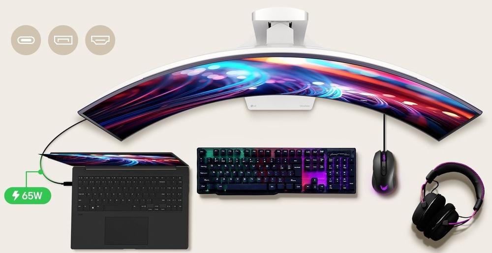 Herní monitor LG UltraGear 39GX90SA-W černý/bílý Zakřivený monitor zobrazující zářivé abstraktní barvy, připojený k černému notebooku, RGB klávesnici, myši a sluchátkům. Zobrazuje se ikona nabíjení 65 W.