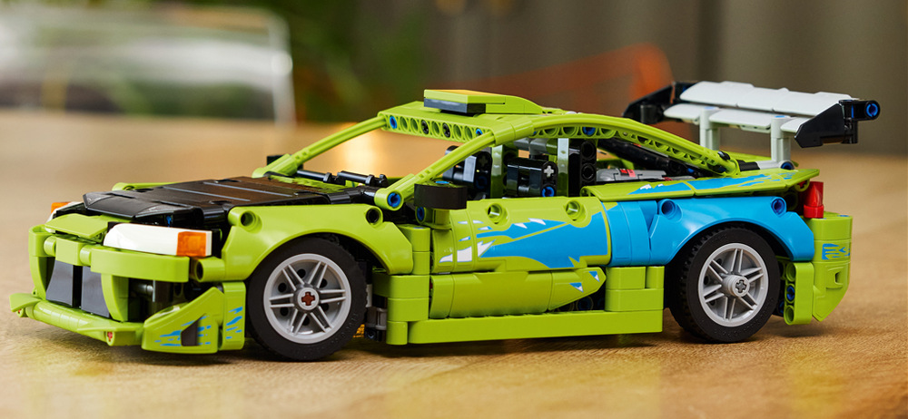 Stavebnice LEGO® Technic 42229 Auto Fast and Furious Mitsubishi Eclipse Pohyblivé písty motoru, otevírací dveře, interiér a dvě lahve NOS ukazují propracovanost modelu.