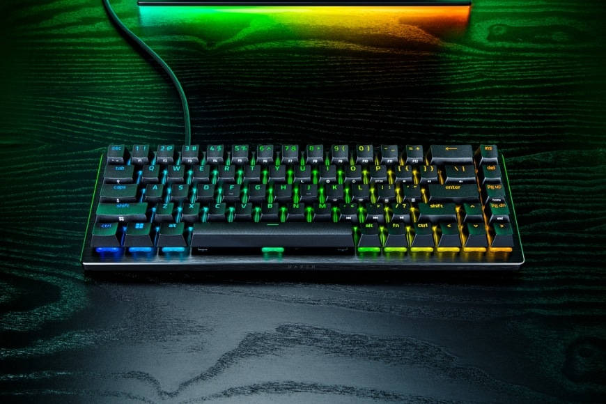 Herní sestava s klávesnicí Razer Huntsman V3 HE Magnetic Mini 65% a monitortem
