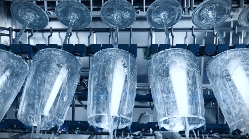 Detailní záběr na sklenice na víno s myčce Siemens v části glassZone