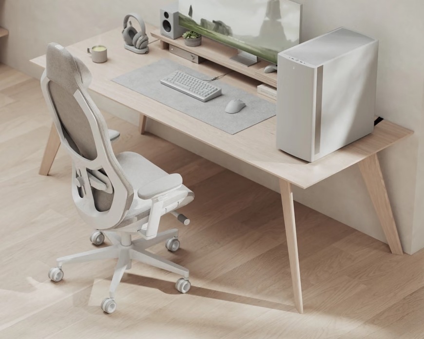 Herní židle FRACTAL DESIGN Refine 2 Fabric Light u počítačového stolu při pohledu zezadu