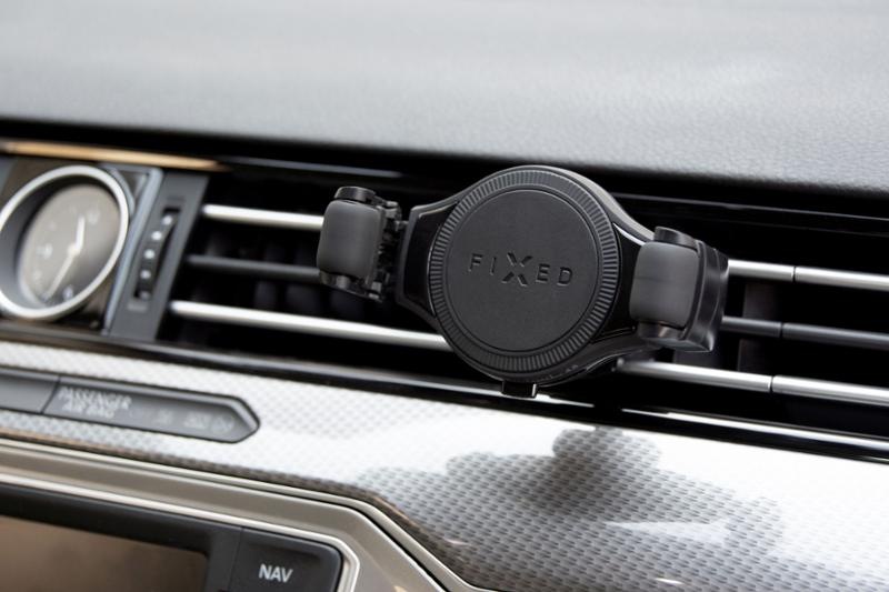 Držák na mobil FIXED Roll do mřížky ventilace, bezdrátové nabíjení černý