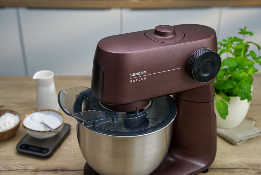 Nerezová mísa je opatřena průhledným krytem, aby připravované ingredience v kuchyňském robotu Sencor STM 7632WP GORDON nestříkaly po místnosti.